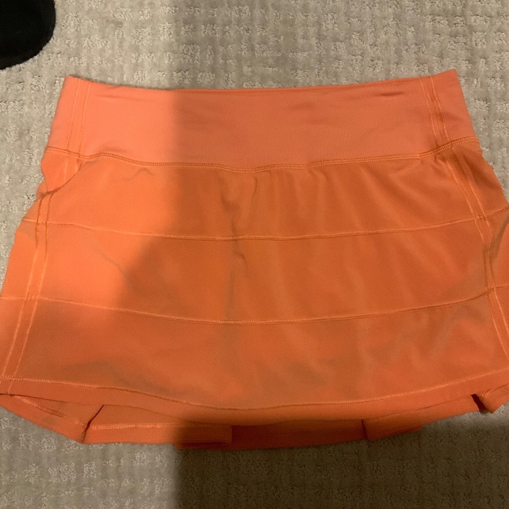 Lululemon pace rival skirt size 6, peachy color NWOT